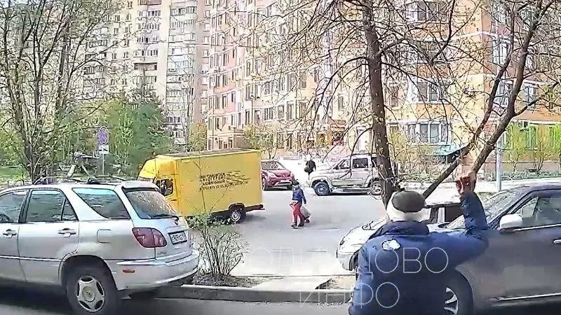 Агрессивный житель Одинцова кидался на людей и побил несколько машин