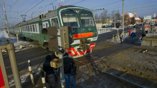 Мужчина погиб под колесами электрички на станции Павшино