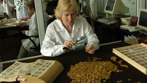 Старинные монеты на 300 тыс рублей нашли у гражданина Украины в «Домодедово»