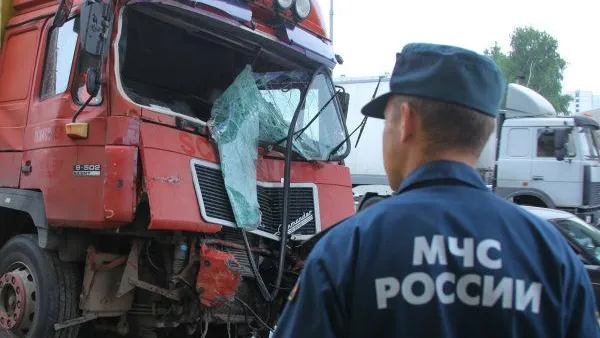 Водителя фуры зажало в кабине в результате аварии на МКАД