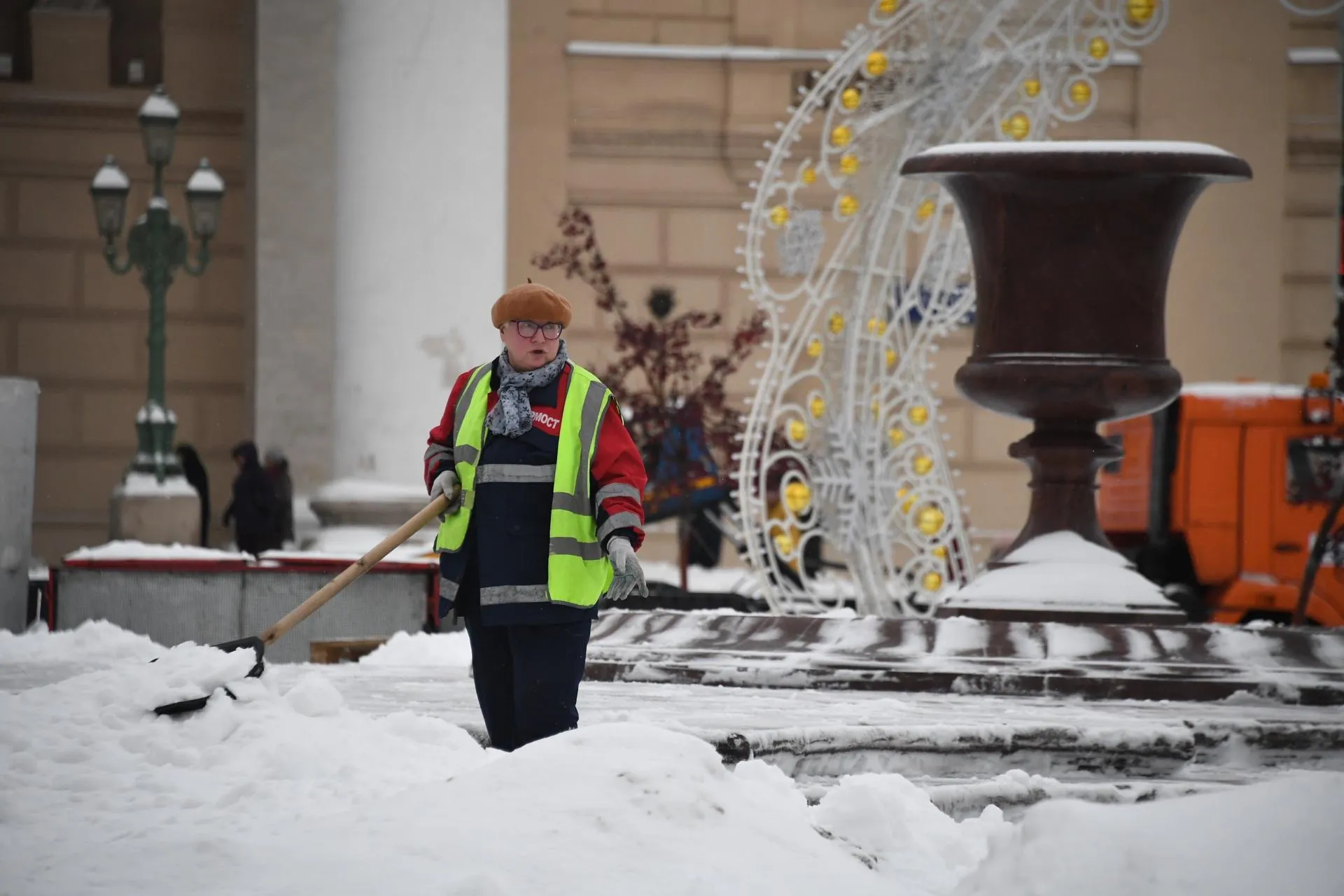 Сотрудница коммунальной службы убирает улицы после снегопада. Фото: Komsomolskaya Pravda