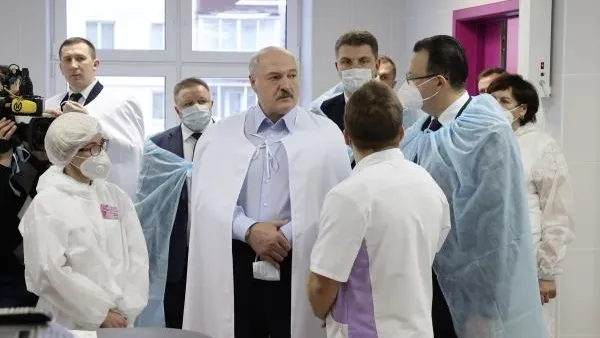 Лукашенко посетил «красную зону» в минской больнице