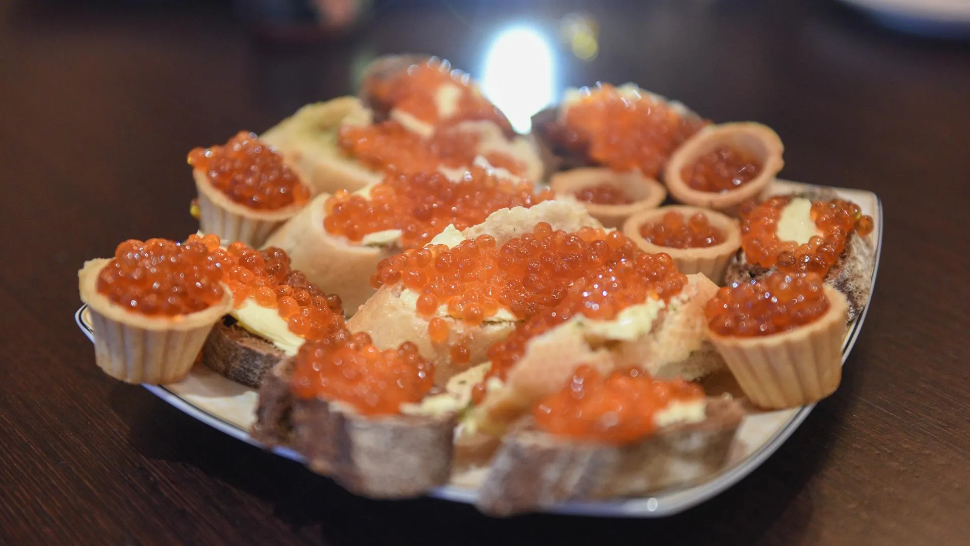 Эксперт пояснил, почему выгодная икра к Новому году может оказаться фальсификатом