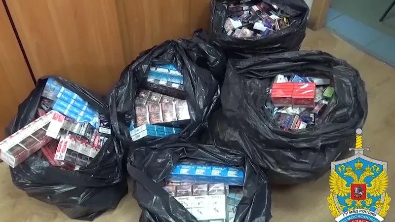 Полторы тысячи пачек сигарет и сейф с деньгами похитил мужчина в Клину
