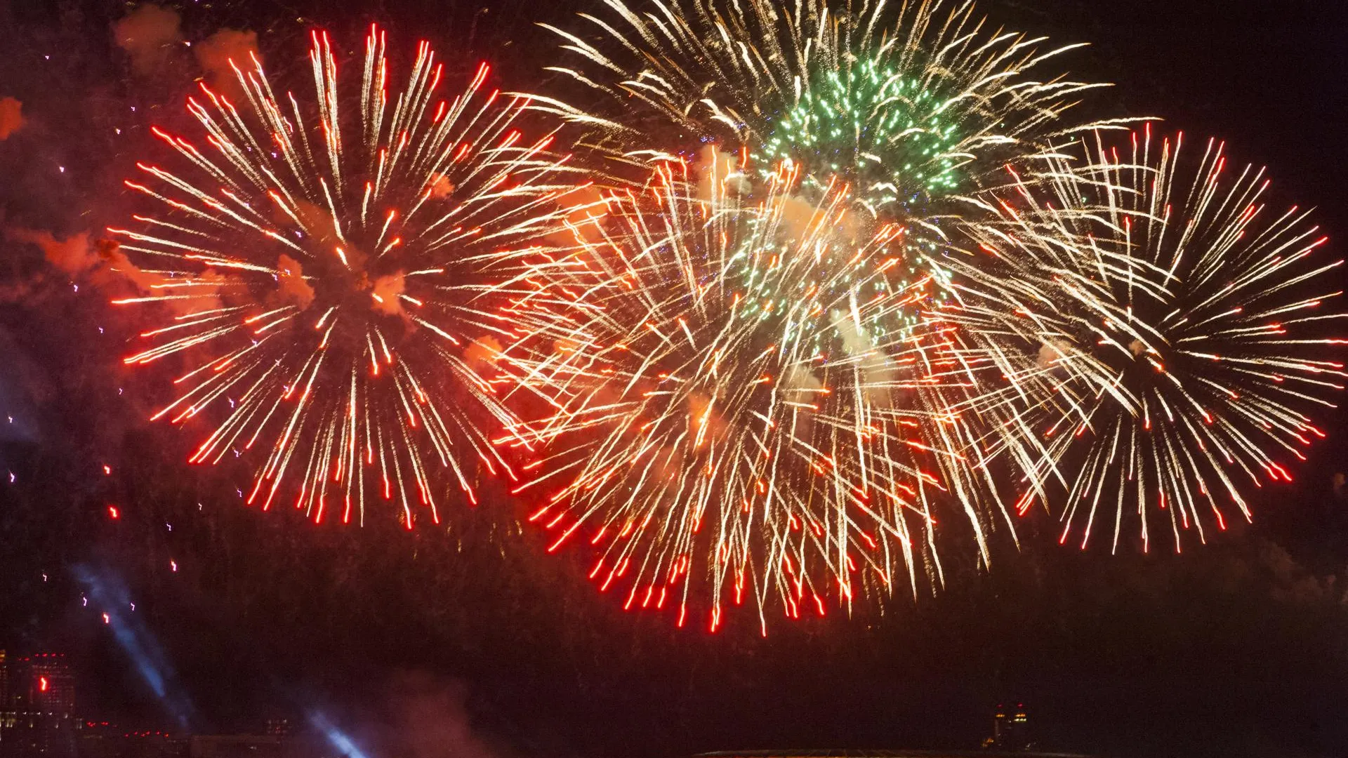 Эксперт по безопасности перечислил правила использования фейерверков в Новый год