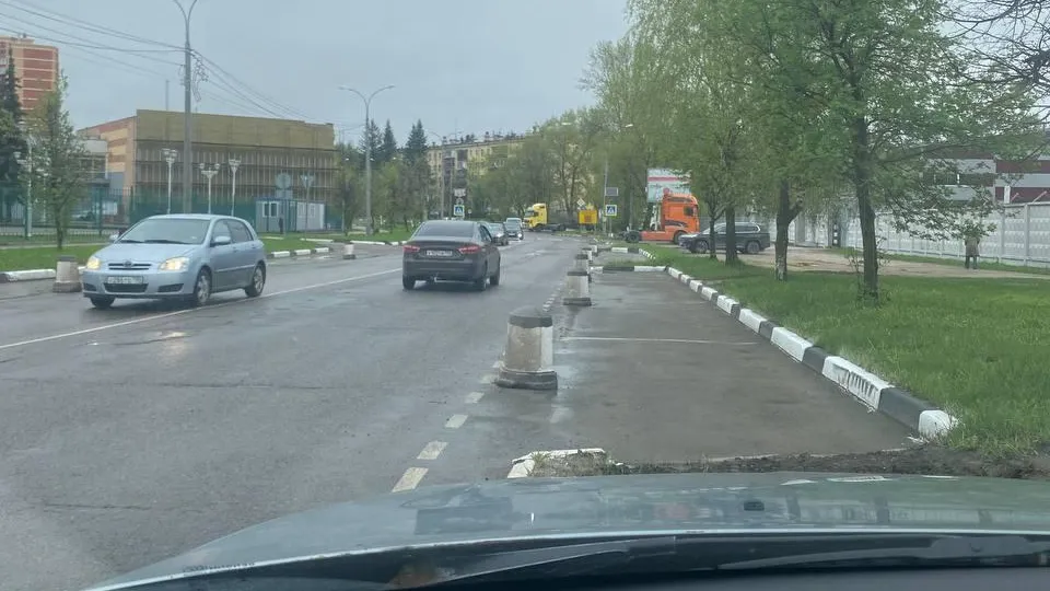 Наряды ДПС помогают решить проблему с фурами в подмосковном поселке Селятино