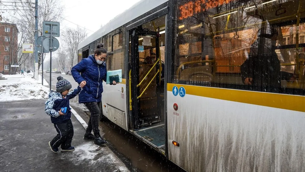Москвичам посоветовали пересесть на общественный транспорт из-за гололедицы