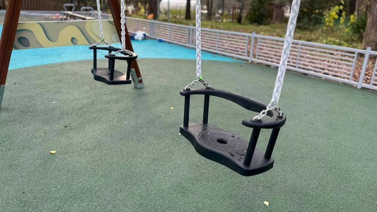 В апреле на территории Московской области стартовал ремонт резиновых покрытий детских площадок