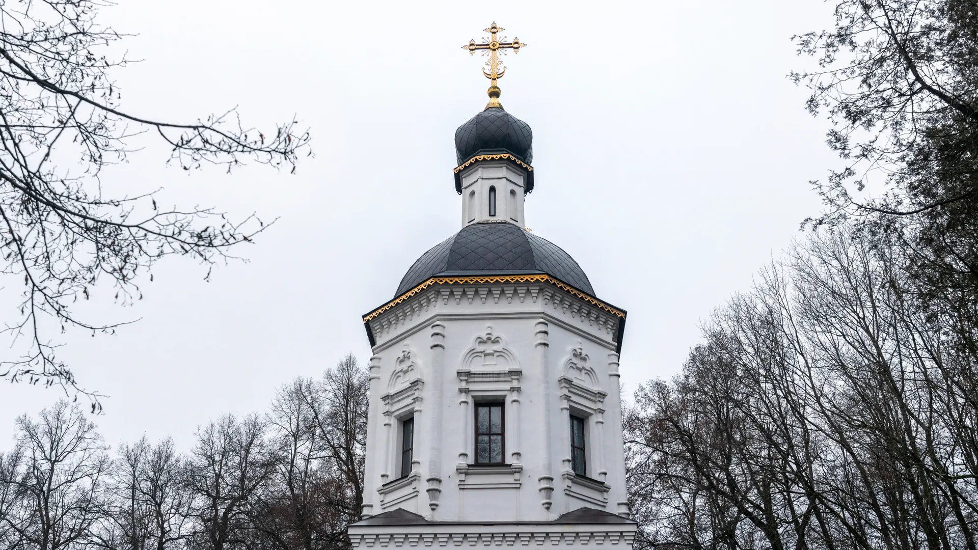 «Перестаньте соревноваться у могил»: священник обратился с критикой ко всем верующим