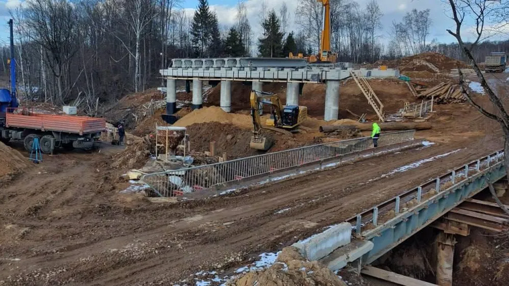 Рабочие выполнят монтаж балок пролета моста через Журавку на подмосковной дороге Путилково — Пятницкое шоссе