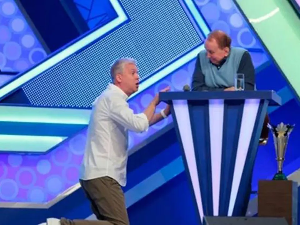 Сергей Светлаков и Александр Масляков. Кадр телевизионной юмористической игры «КВН»