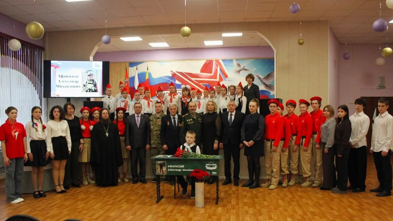 Память жива: школа №15 установила Парту Героя в честь погибшего бойца СВО