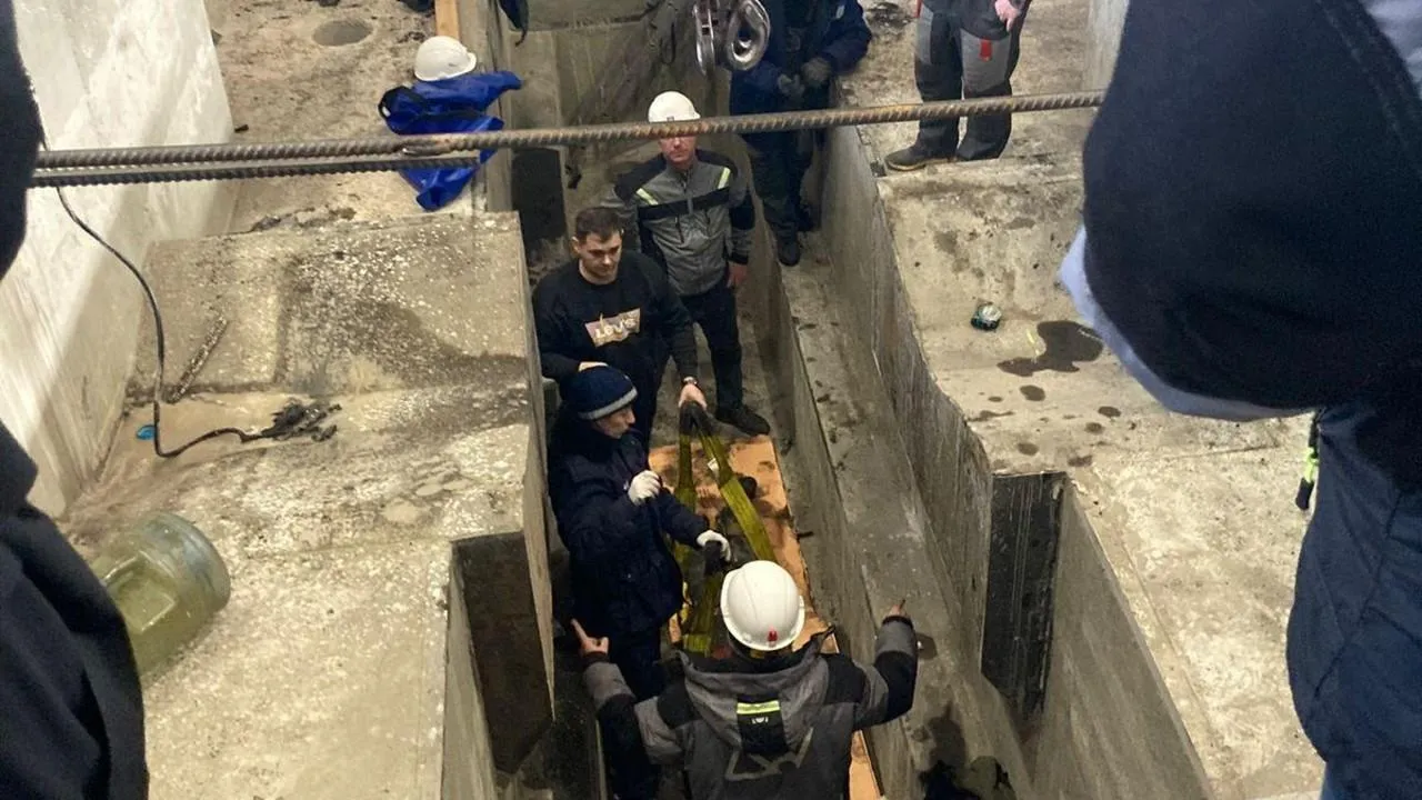 В Дмитрове специалисты ГКУ МО «Мособлпожспас» спасли рабочего, упавшего в технический отсек