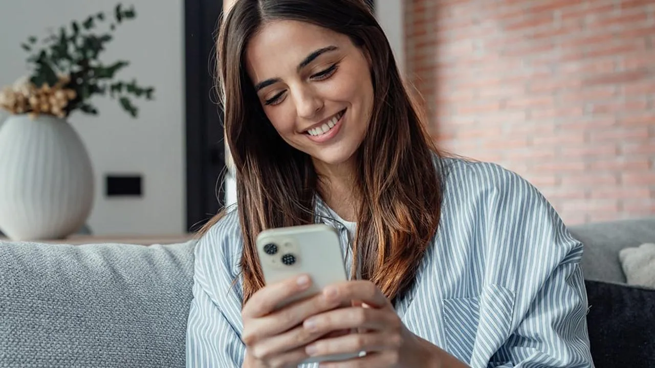 Возвращаясь из-за границы, россияне стали получать СМС с правилами доступа в сеть