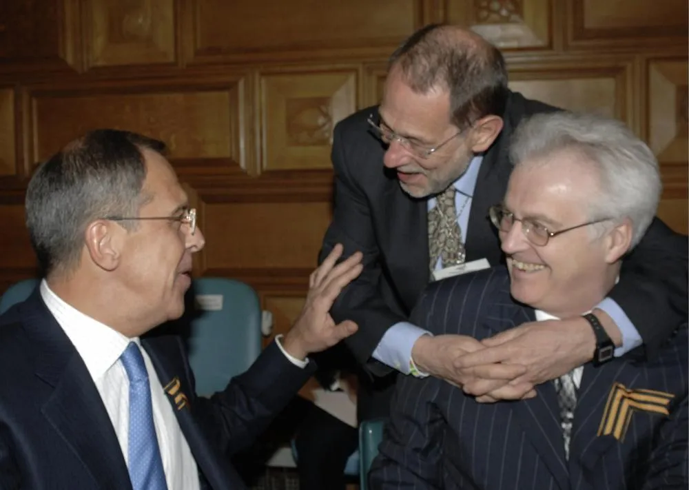 Виталий Чуркин (справа), генеральный секретарь Совета Европейского Союза Хавьер Салана и министр иностранных дел России Сергей Лавров (слева)