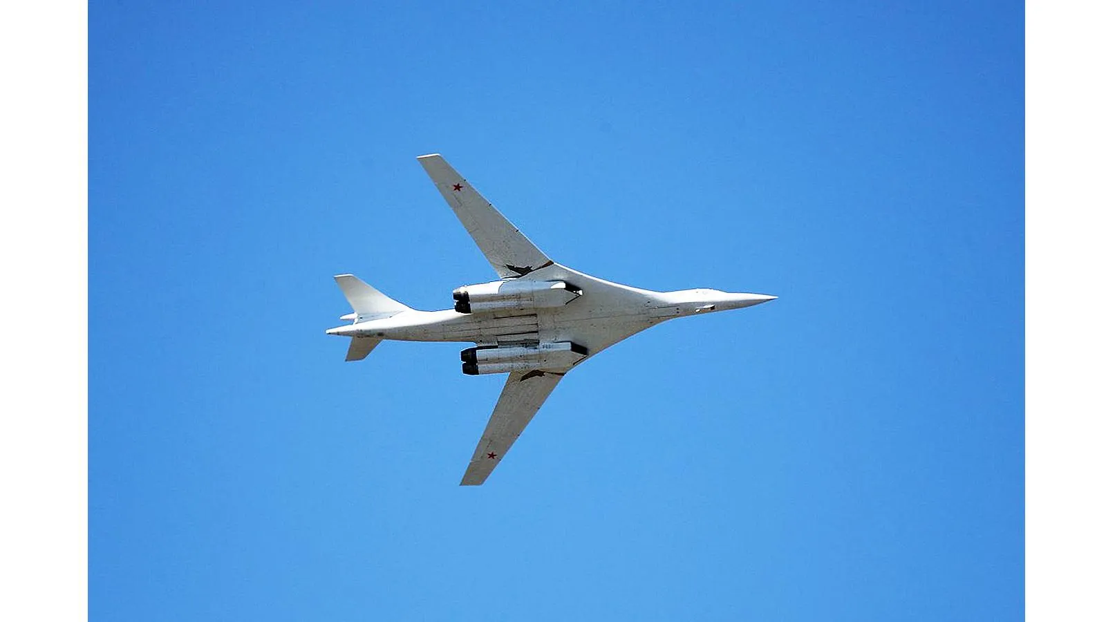 межконтинентальный сверхзвуковой стратегический бомбардировщик-ракетоносец с крылом изменяемой стреловидности Ту-160. UAC