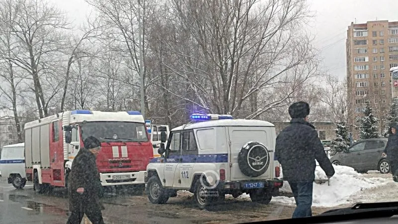 Полицейские оцепили почту и перекрыли улицу из-за бесхозной сумки в Одинцове