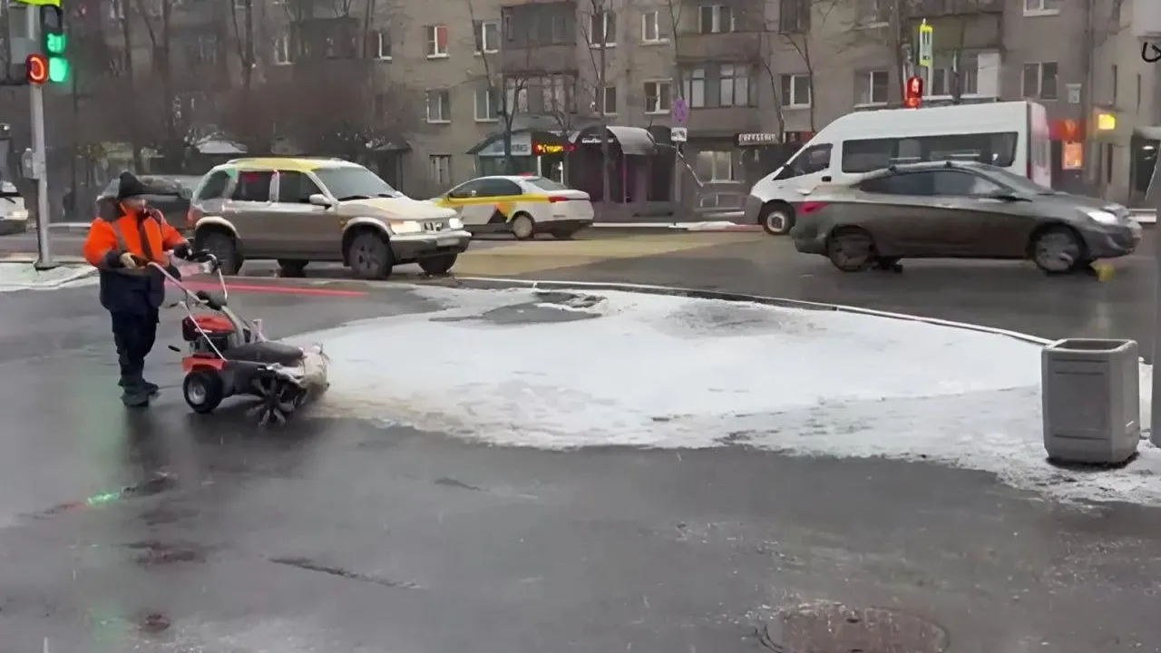 Последствия непогоды оперативно устраняют на улицах Пушкино