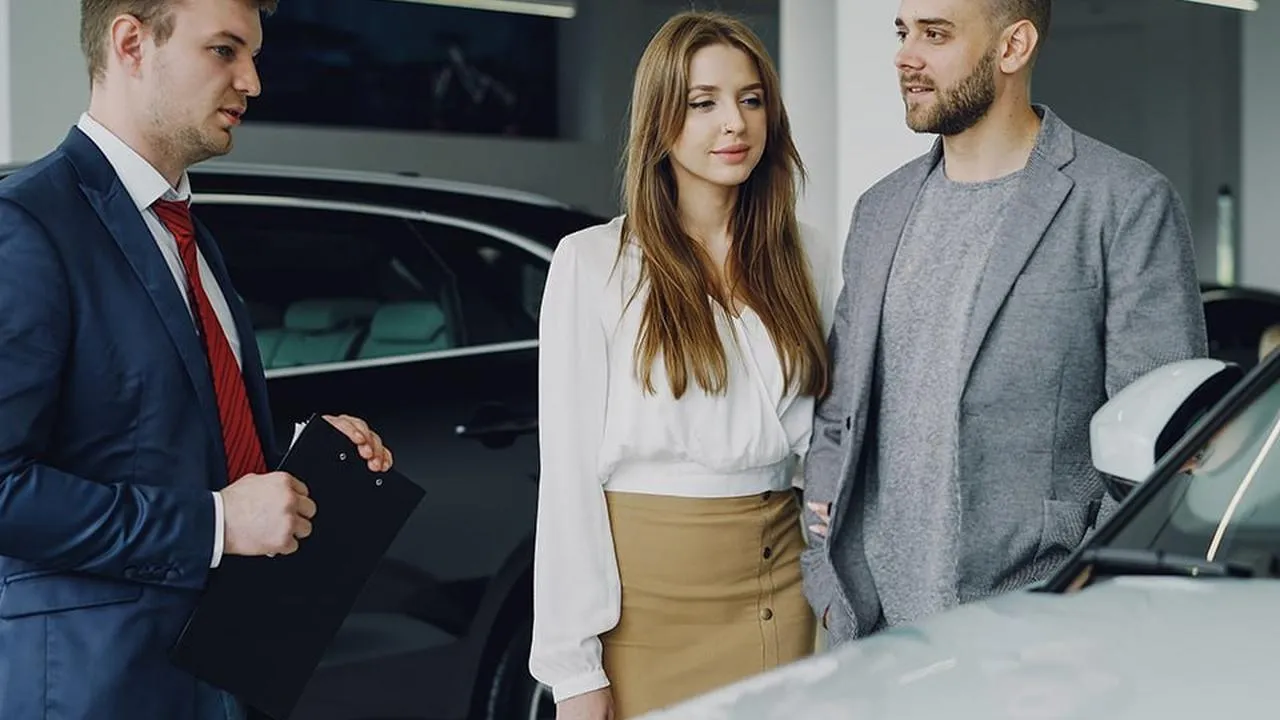 Автокредиты рванули вверх: почему многие бросились скупать машины в долг