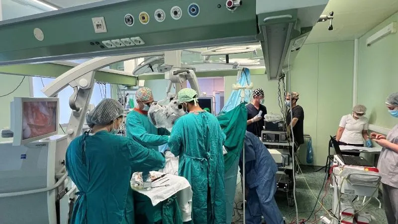 Подмосковные врачи удалили опухоль мозга пациентке в сознании