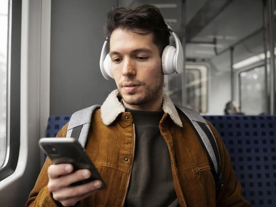 «Песня, которую точно знает каждый»: названа музыка, которую полезно слушать по дороге на работу