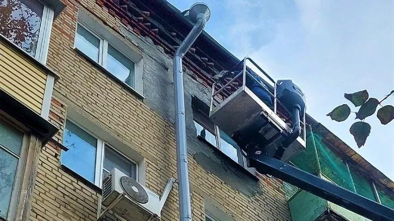 УК привела в порядок разрушающийся участок облицовки внешней стены пятиэтажки в Коломне