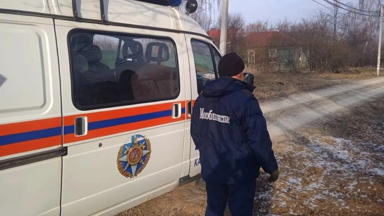 Работники ГКУ МО «Мособлпожспас» вскрыли дверь частного дома, где находился малолетний ребенок