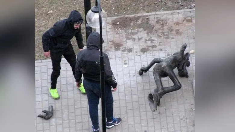 Вандалы похитили Волка и Буратино из сквера в Раменском районе