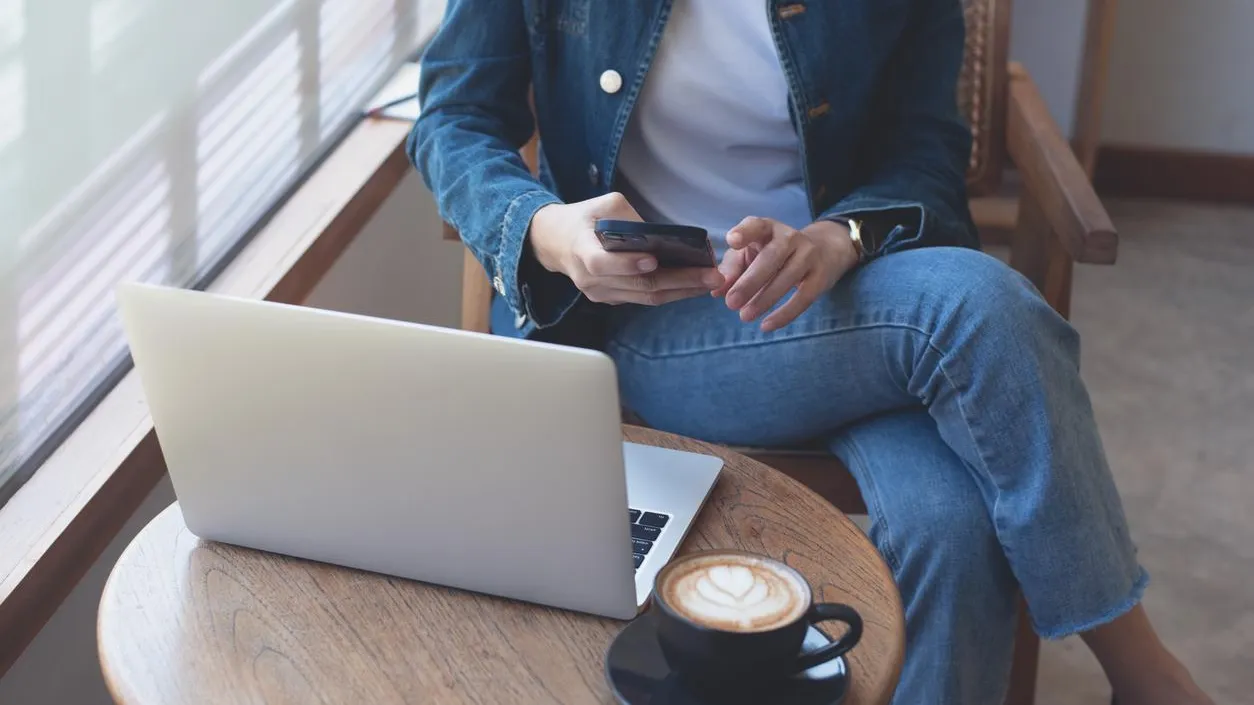 Врач-терапевт развеяла миф о комфорте позы «нога на ногу»