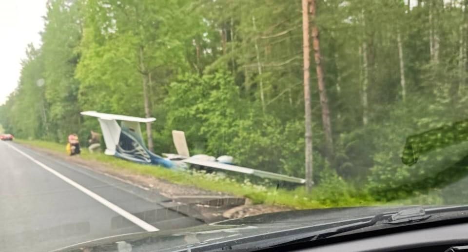 Появилось видео с места жесткой посадки самолета в Ленобласти