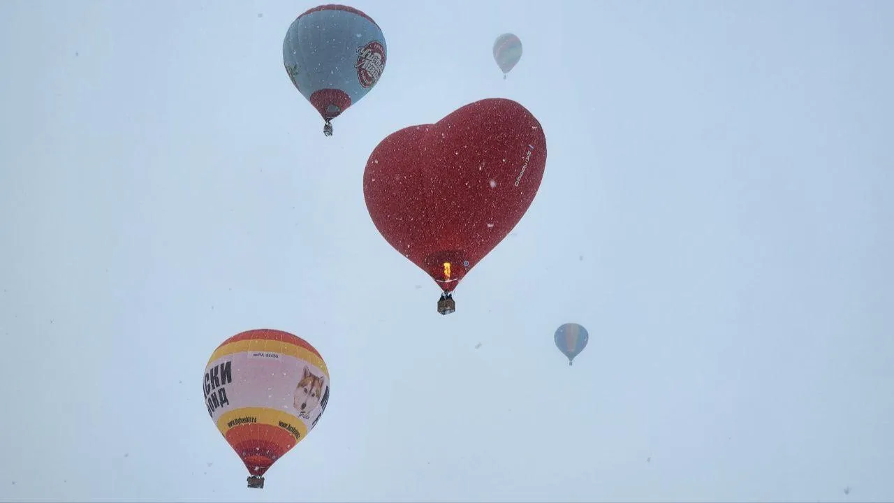 В Дмитрове прошел рождественский фестиваль аэростатов «Яблоки на снегу»