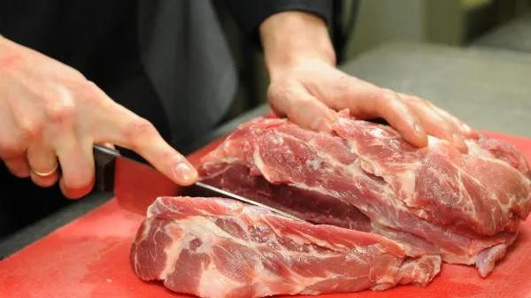 Нарушение санитарных норм при продаже мяса выявили в Химках