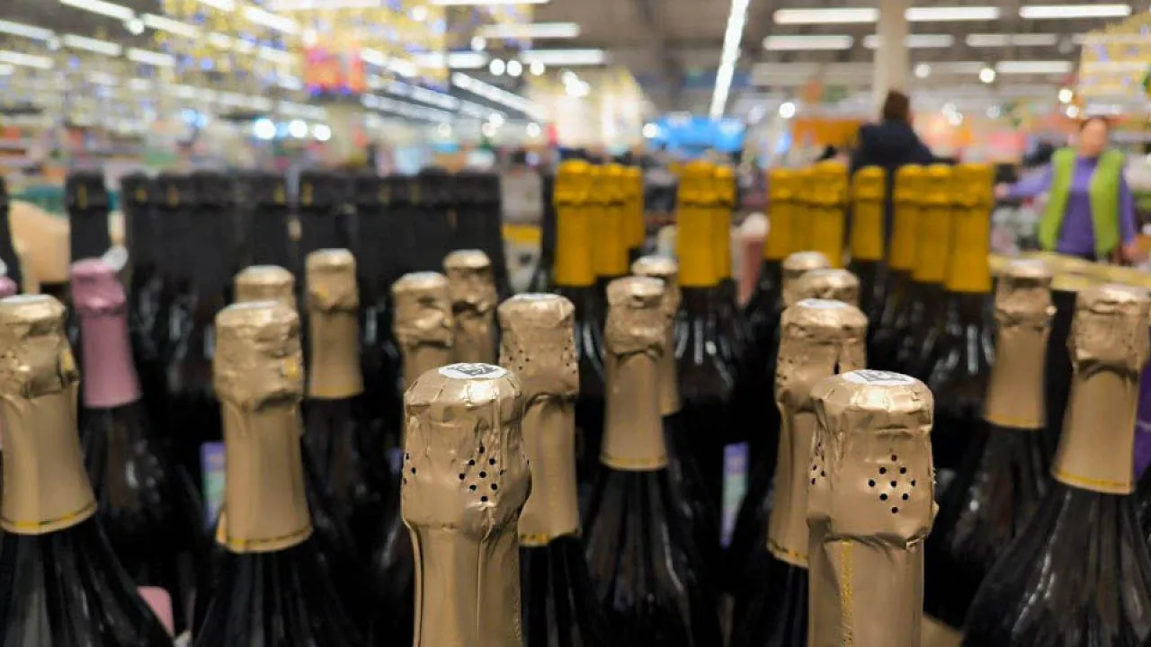 «Надо что-то решать»: инициатива Госсовета призвана уберечь «детские» деньги от трат родителей на алкоголь