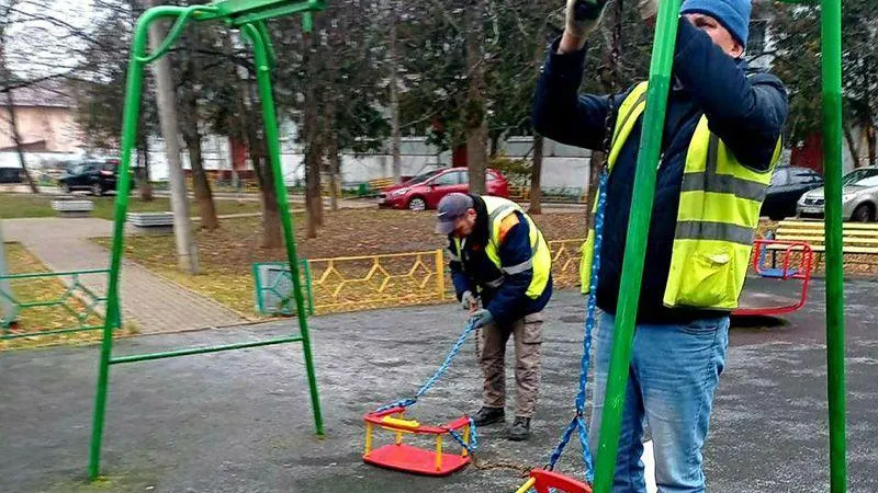 В Истре, силами сотрудников МБУ, отремонтировали детские площадки