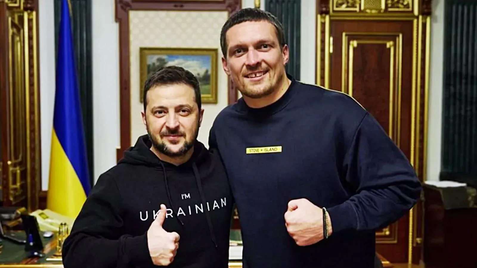 Президент Украины Владимир Зеленский и действующий чемпион мира в профессиональном боксе Александр Усик, 2022 год