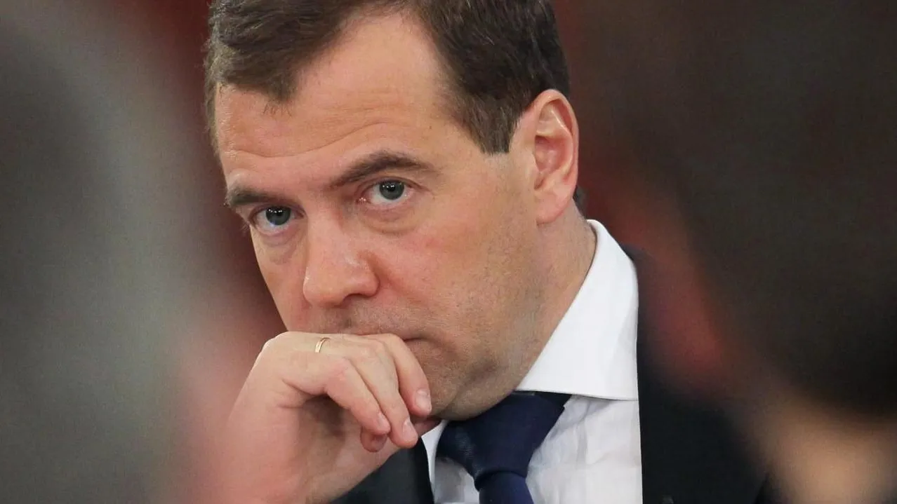 Медведев назвал ракетные удары ВС РФ по Киеву «миром через силу»