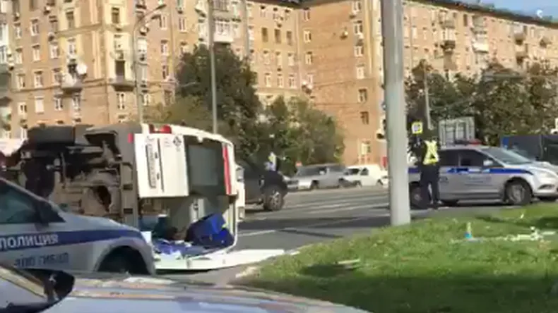 «Скорая» перевернулась на Ленинском проспекте