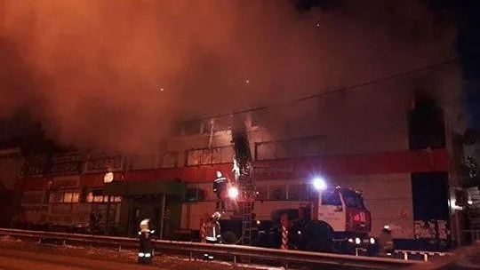 600 кв. м в огне: деревенский торговый центр сгорел под Одинцовом