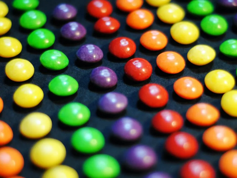 «Все есть яд»: вызывает ли Skittles онкологию и бесплодие на самом деле