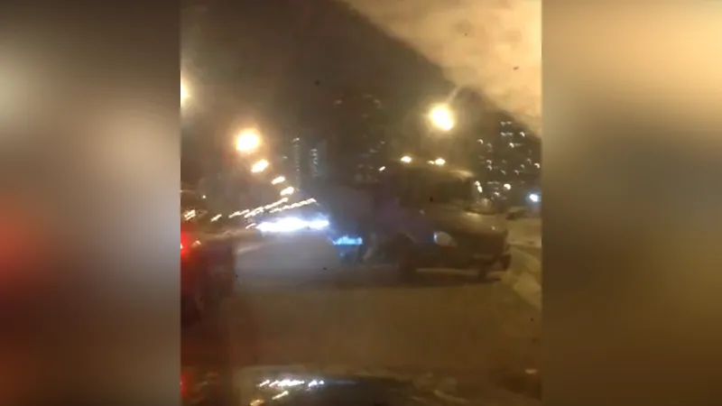 Эвакуатор едва не врезался в поток машин в Мытищах