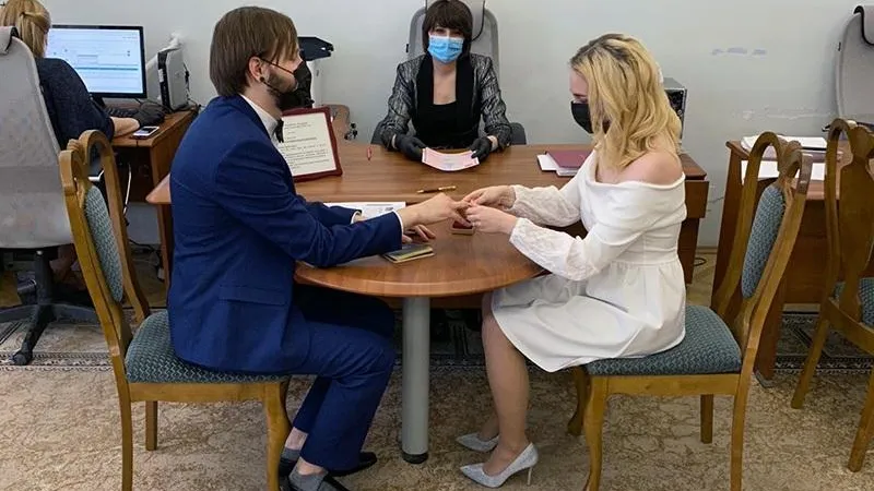 «Горько» в масках: подмосковная шахматистка вышла замуж во время пандемии