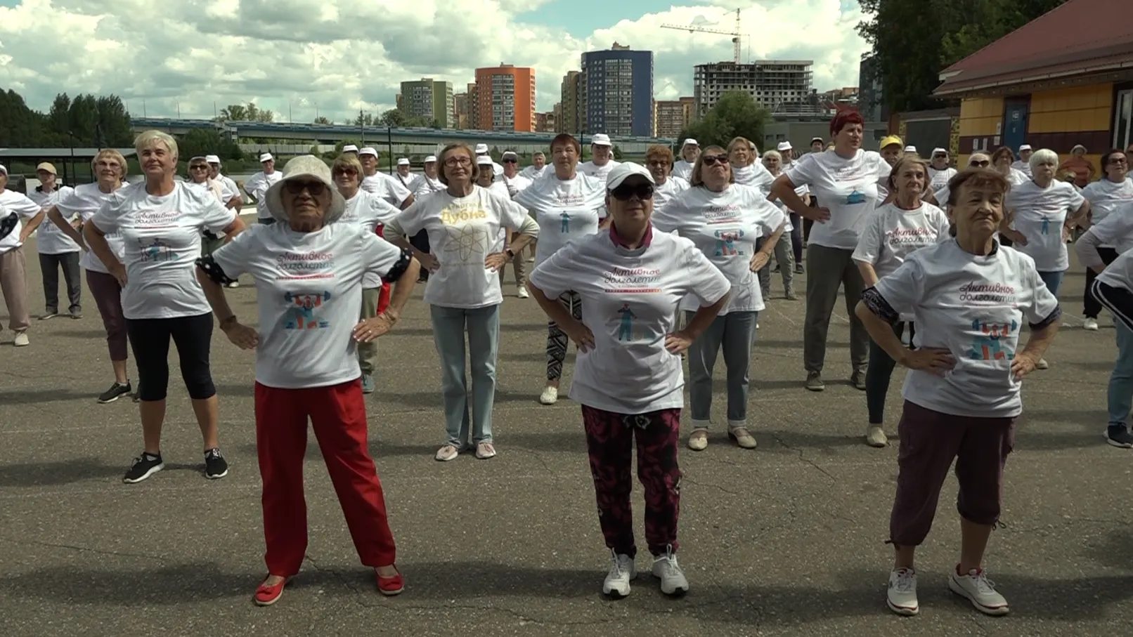 В парке семейного отдыха в Дубне провели «Зарядку долголетов»