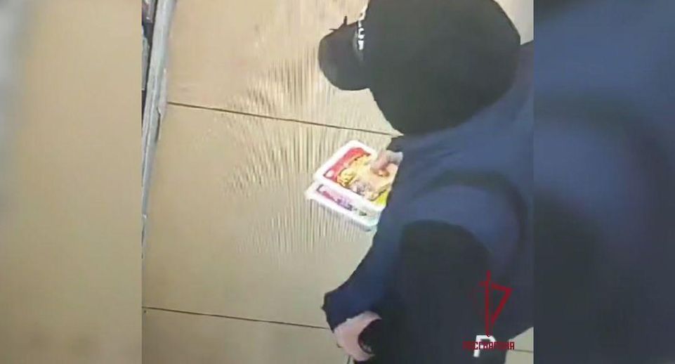 Москвич попытался обокрасть магазин ради девушки, но попал в полицейский участок