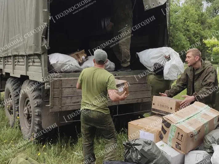 Дедушка с георгиевской лентой, не побоявшийся ВСУ, растрогал бойцов и подмосковных волонтеров в Волновахе