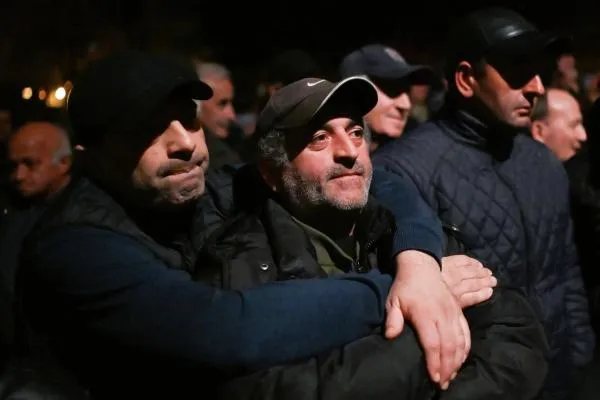 Сторонники оппозиции у здания парламента Абхазии в Сухуме. 15 ноября парламент должен был рассмотреть вопрос о ратификации соглашения с Россией по инвестиционной политике. Заседание не состоялось из-за акции протеста