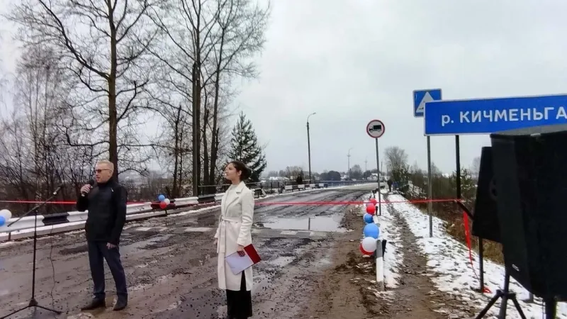 Дорогостоящий мост в грязи и лужах открыли в Вологодской области