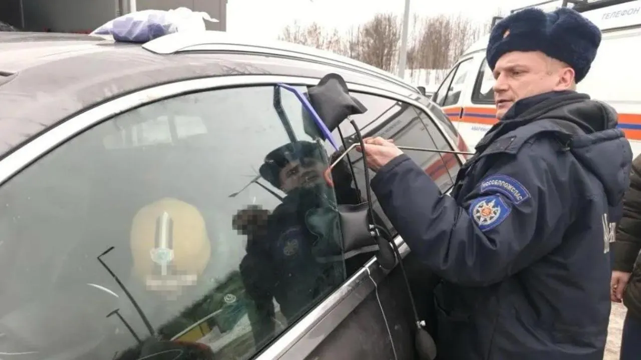 Спасатели в Чехове освободили из запертого автомобиля 1,5-годовалого ребенка