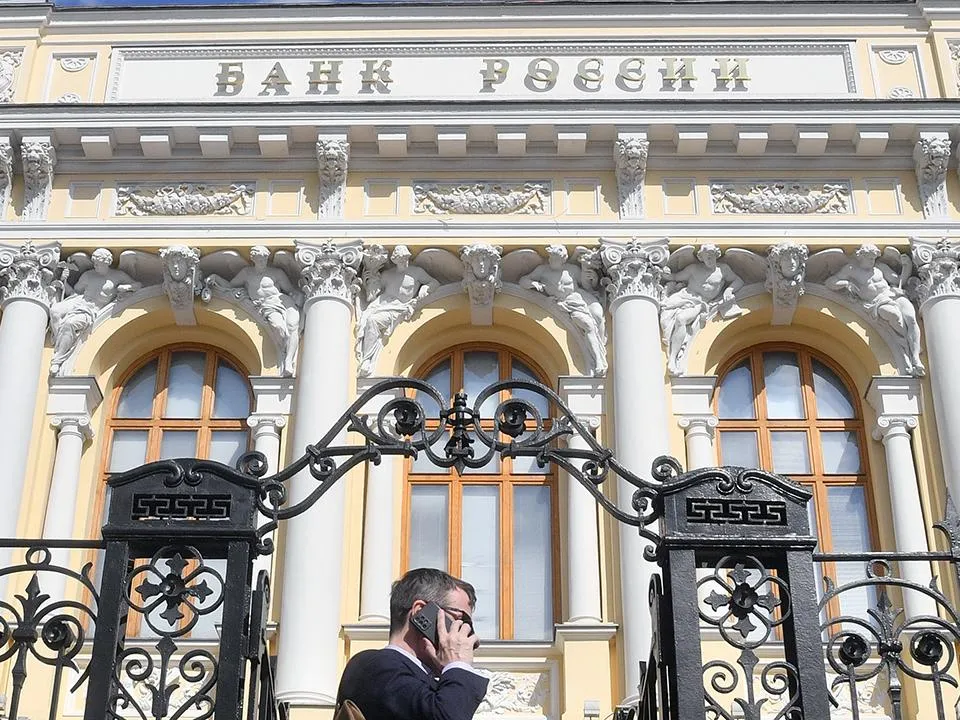 На фоне ослабления рубля: ЦБ экстренно повысил ключевую ставку