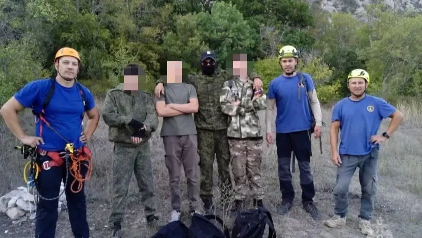 МЧС: спасатели спустили четверых застрявших на горе Космос в Крыму подростков