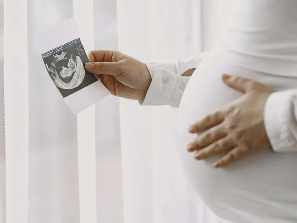 «Большая вероятность осложнений»: врач объяснила, опасны ли роды для женщины среднего возраста